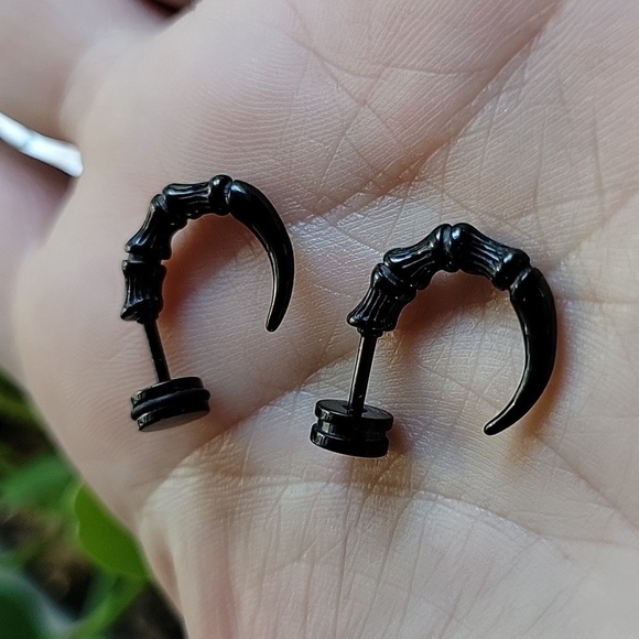🔥LAST PAIR🔥 Raven's Claw Screw Back Earrings, unisex - Picture 2 of 7